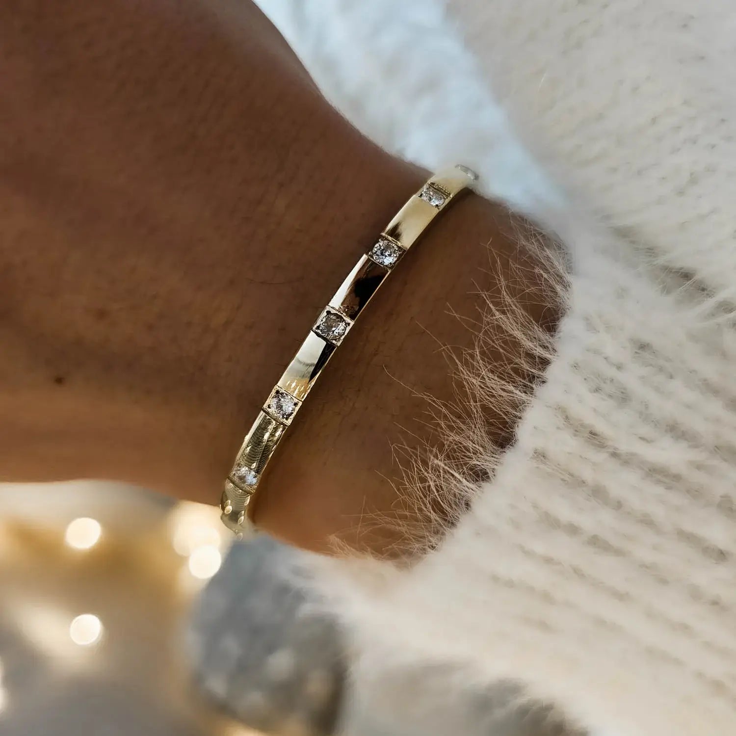 Modena Minimalist Bangle | Vallria