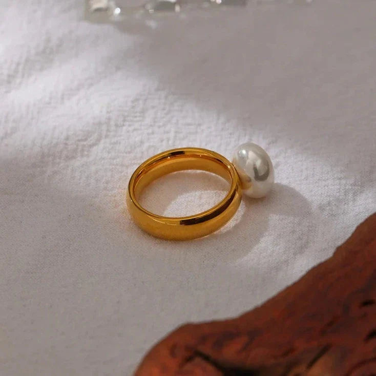 Emma Pearl Minimalist Ring | Vallria