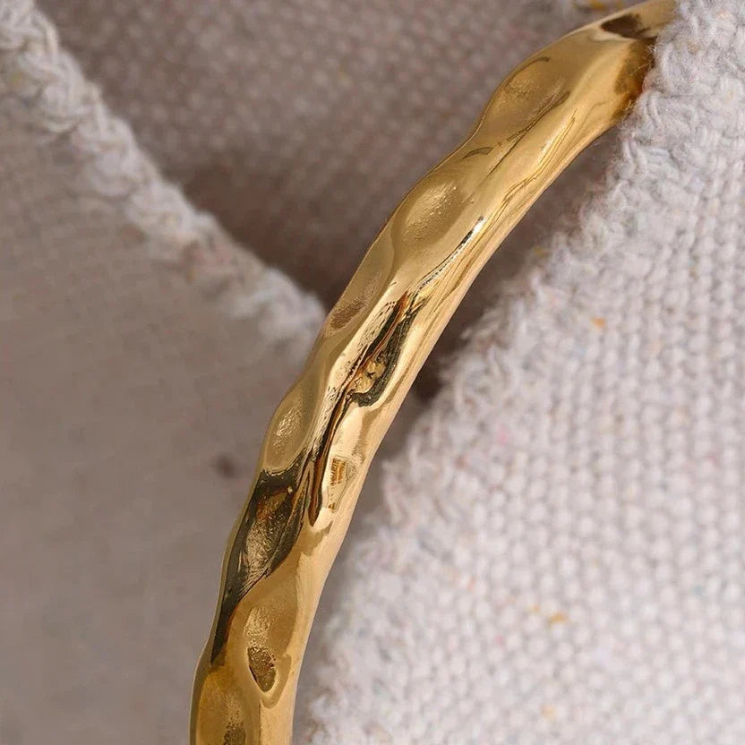 Turin Texture Hammered Bangle | Vallria